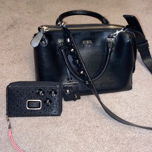 Black guess purse and wristlet
